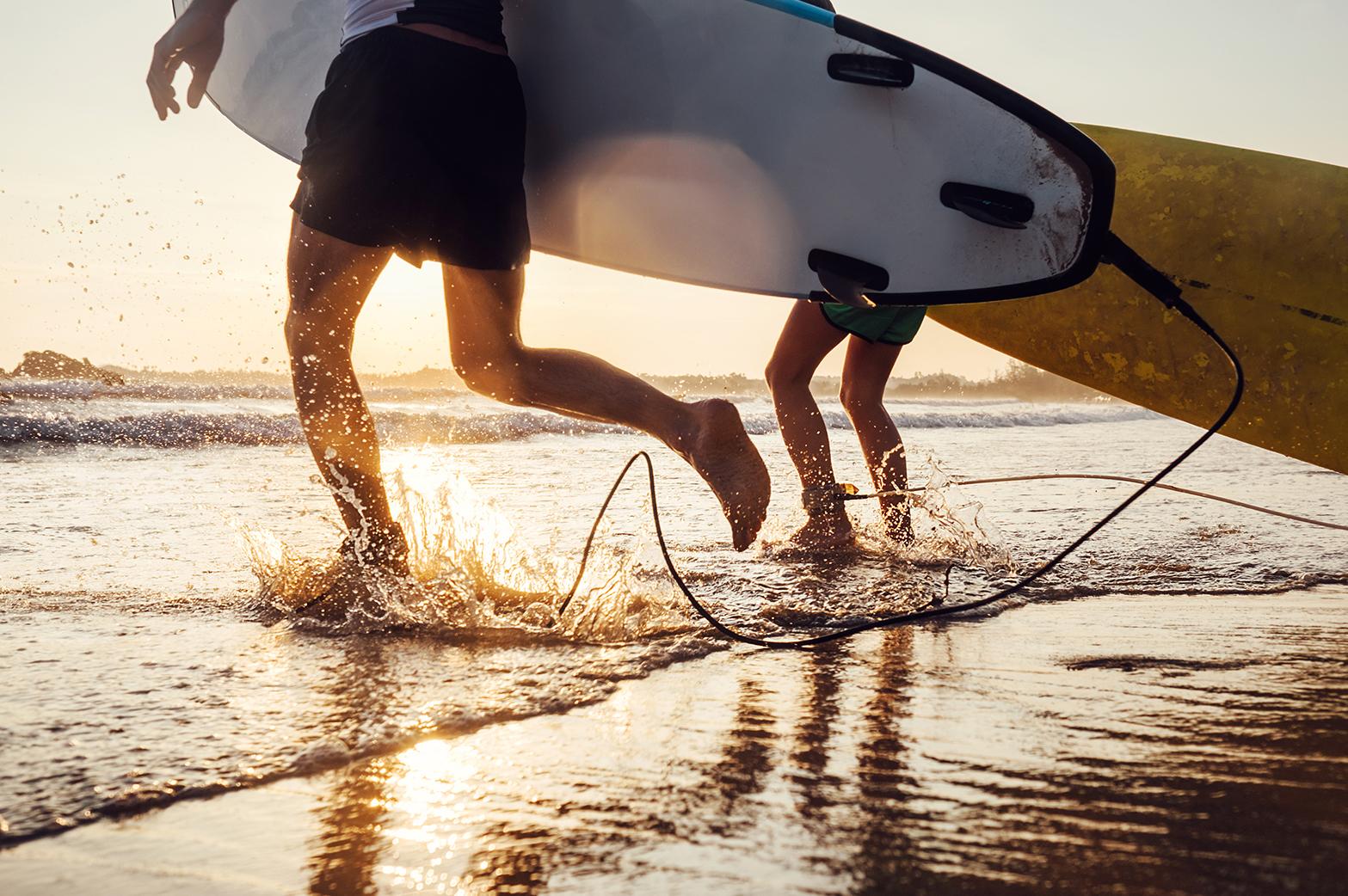 Märkäpuku päälle ja aaltoja jahtaamaan! Tiesitkö, että kotimaan parhaat surffikohteet löytyvät Porista?
