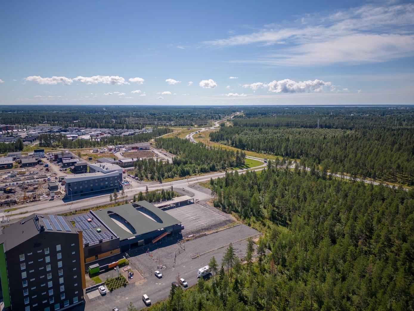 Oulun keskustan monipuoliset palvelut löytyvät n. 7 kilometrin päästä, jonne pääsee nopeasti Poikkimaantiensillan kautta. 