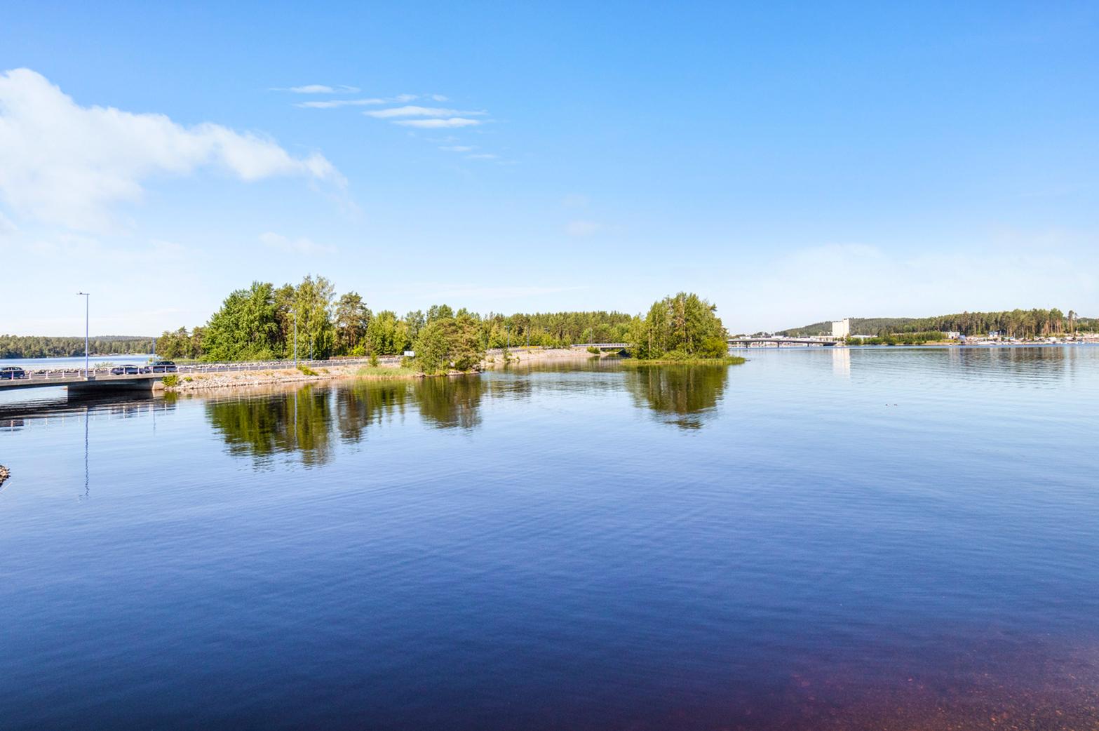 Saaristokatu kulkee järven rantaa myötäillen ja yhdistää asuinalueen Kuopion keskustaan.