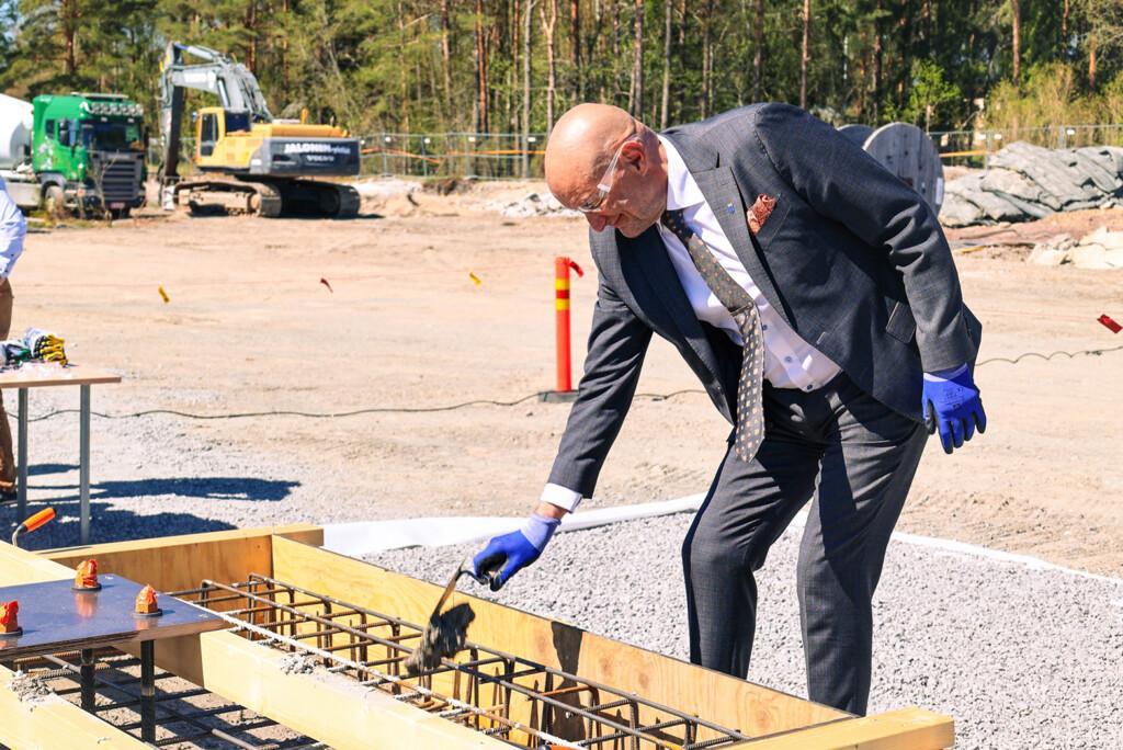 kaupunginjohtaja Esko Poikela muuraamassa peruskiveä