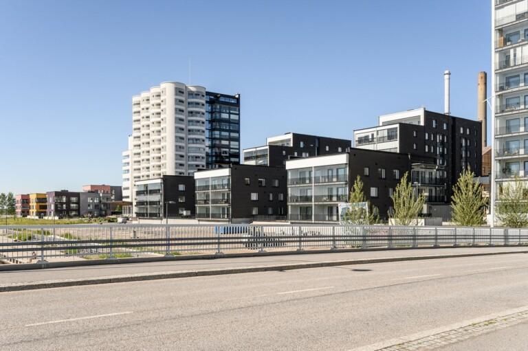 Oulun Satamanhelmen julkisivu Toppilansalmen rannalla